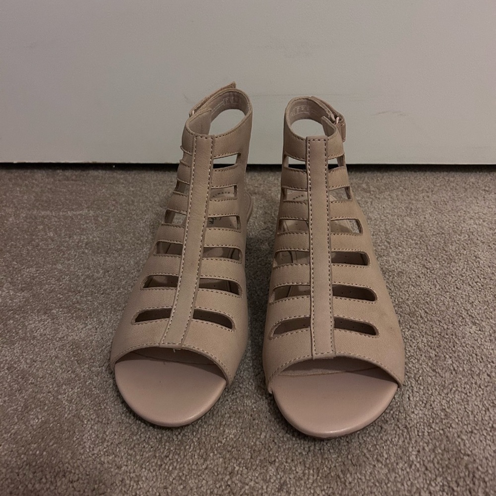 Clarks Women's Abigail Sing Sandals in Tan